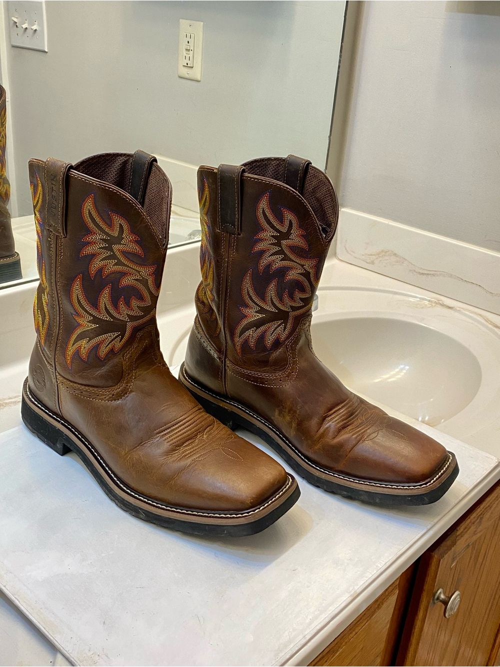 Justin Men’s cowboy boots Size 13D great condition good bottoms clean interior